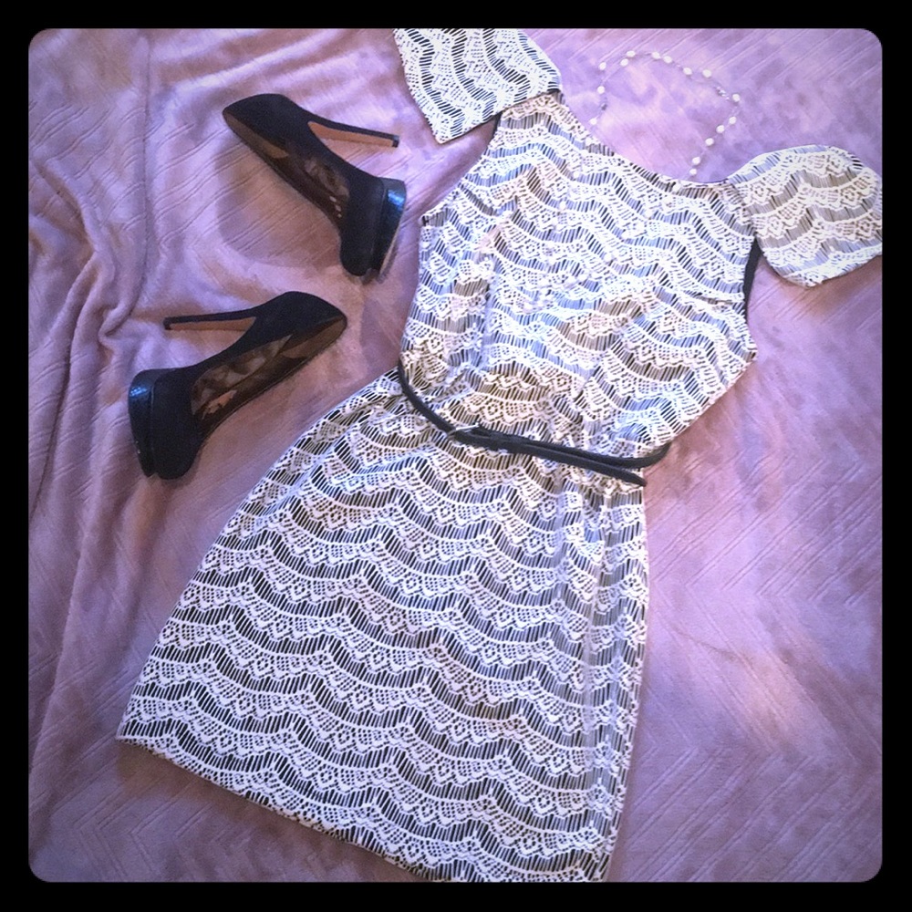 🌸 Black and white lace structured dress